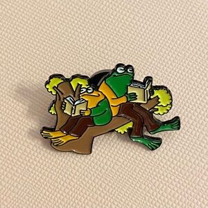 Frog and Toad sitting in a tree, R-E-A-D-I-N-G | Enamel Pin or Magnet | 3FER